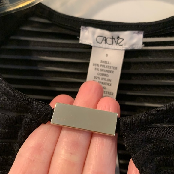 NWT Cache’ Lined Top withh Mesh Top and Keyhole Detail
Sz Small - Picture 12 of 12